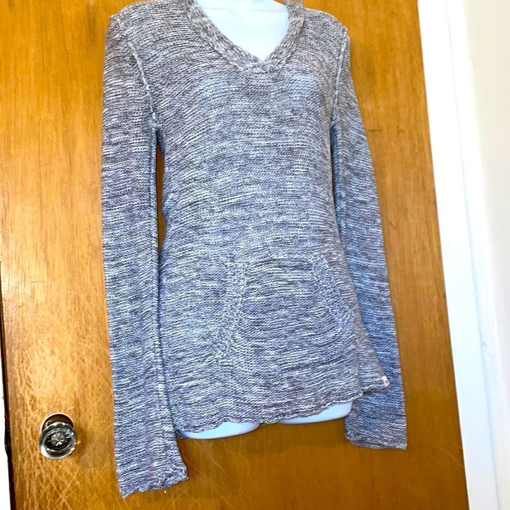 Roxy sweater hoodie! Size medium! Gray/White! Gorgeous! Great for any occasion!